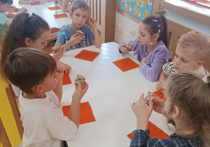 19 Dzieci jedzą babeczki