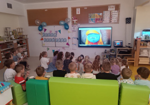 22 Dzieci oglądają bajkę