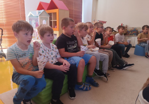 23 Dzieci jedzą popcorn