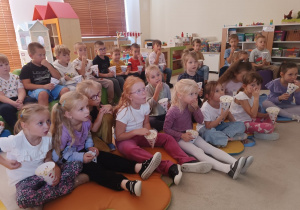 24 Dzieci bardzo uważnie oglądają bajkę