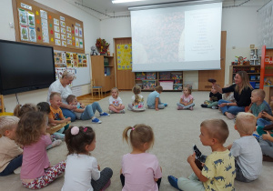 02. Przedszkolaki oglądają prezentację i owoce kakaowca