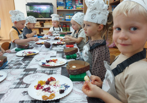07. Dzieci dekorują swoje serduszka czekoladowe