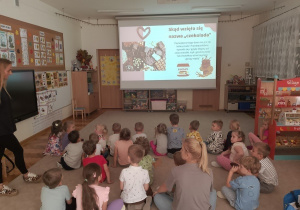 02.Dzieci słuchają ciekawostek na temat słowa czekolada