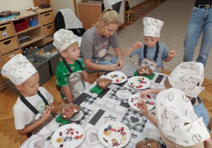 05.Dzieci próbują różnych rodzajów czekolady