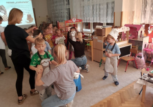 06.Dzieci przygotowują się do tworzenia własnej tabliczki czekolady