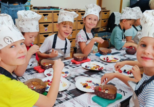 01 Dzieci pozują do zdjęcia przy czekoladzie