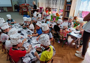 06 Dzieci siedzą i przygotowują czekoladę