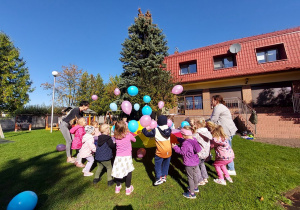 Baloniku leć do góry - zabawa z chustą.
