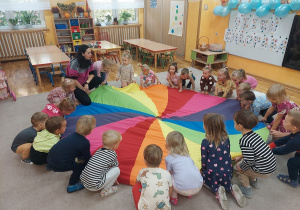 Zabawy z chustą animacyjną.