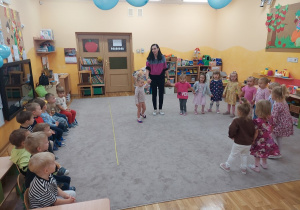 Dziewczynki śpiewają ,,Sto Lat, Sto Lat..." Naszym chłopcom.
