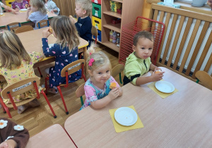 Poczęstunek w grupie 3-latków.