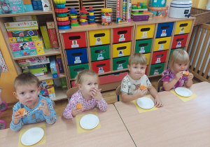 3-latki zajadają się babeczkami.