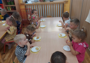 Przedszkolaki w trakcie słodkiego posiłku.
