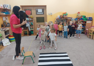 Dzieci poznają sygnalizator świetlny.