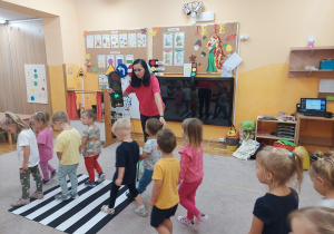 Kropelki uczą się prawidłowo przechodzić przez pasy.