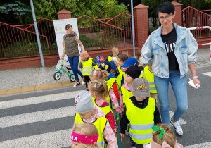 Przedszkolaki przechodzą przez pasy.