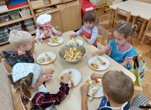 Przedszkolaki nadziewają owoce na wykałaczki