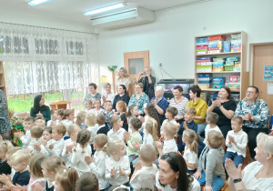 03 Przedszkolaki, pracownicy przedszkola i zaproszeni goście oklaskują występ ''Chmurek''