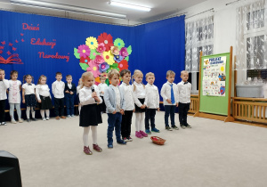 11 Przedszkolaki składają życzenia wszystkim pracownikom przedszkola