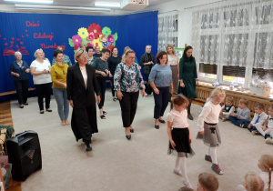 16 Dziewczynki uczą kroków tańca pracowników przedszkola i zaproszonych gości
