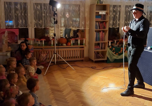 05 Artysta zwija sznurek w kłębek