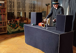 07 Artysta porusza postacią ze sznurka