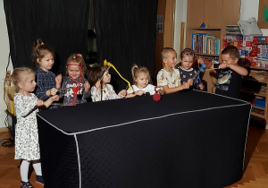 11 Dzieci poruszają postaciami ze sznurka