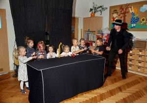 12 Dzieci poruszają postaciami ze sznurka