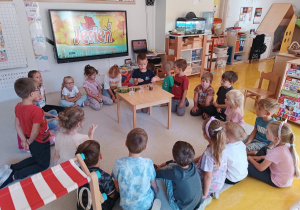 Dzieci przeprowadzają jesienne eksperymentowanie