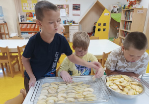 Przedszkolaki układają jabłuszka