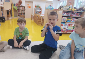 Chłopczyk próbuje suszone jabłuszka