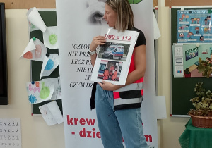 02. Pani Ratownik przypomina dzieciom numery alarmowe