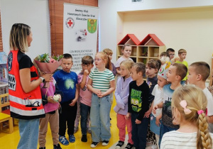 6 Dzieci dziękują ratowniczce medycznej za wspólne zajęcia