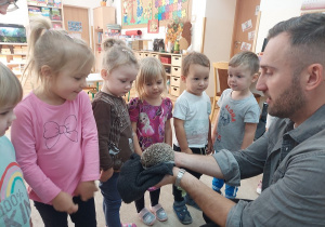 Maluszki przekonały się że jeż ma twarde kolce.