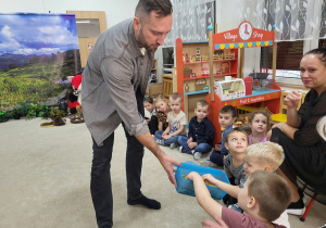 Dzieci częstują się bananowymi chipsami