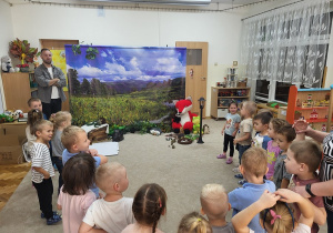 20 Dzieci stojąc recytują wierszyk o jeżyku