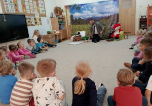 Mali przyrodnicy z uwagą słuchają wykładu
