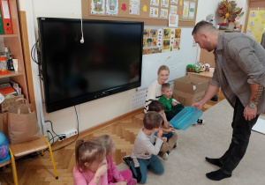 Dzieci naśladują chrupanie przysmaków jeża