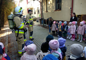 Strażacy opowiadają przedszkolakom o sprzęcie potrzebnym w akcji ratowniczej.