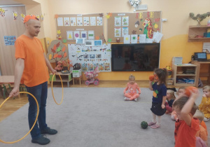 Dzieci rzucają piłkami do obręczy