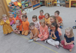Dzieci oglądają dynie na tablicy interaktywnej