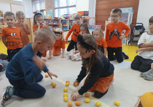 Dzieci szukają plastikowych jajek z pestkami