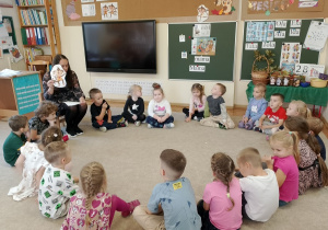 Dzieci sluchaja wierszyka o malpce, przewodniej postaci projektu, pt. Szlachetnie i zdrowo z małpka Iwona.