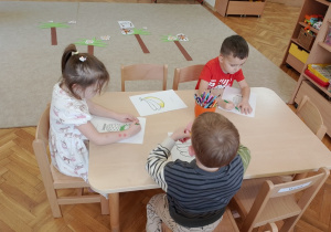 Pieciolatki przygotowuja owoce do wspólnego projektu.