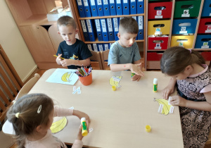 Dzieci przyklejają na owoce najważniejsze wyrazy grzecznościowe