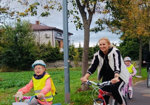 Mama z dziewczynką jedzie na rowerze