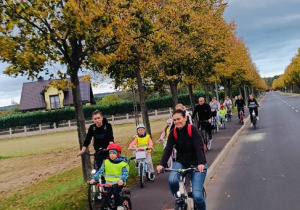 Dzieci z rodzicami jadą rowerami