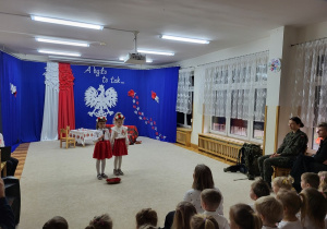 Dziewczynki zapraszają na przedstawienie