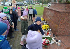 Złożenie kwiatów i znicza pod pomnikiem