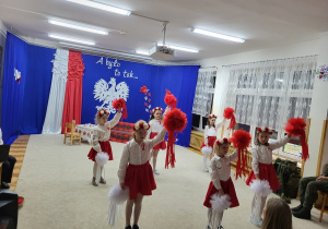 Dziewczynki tańczą z pomponami